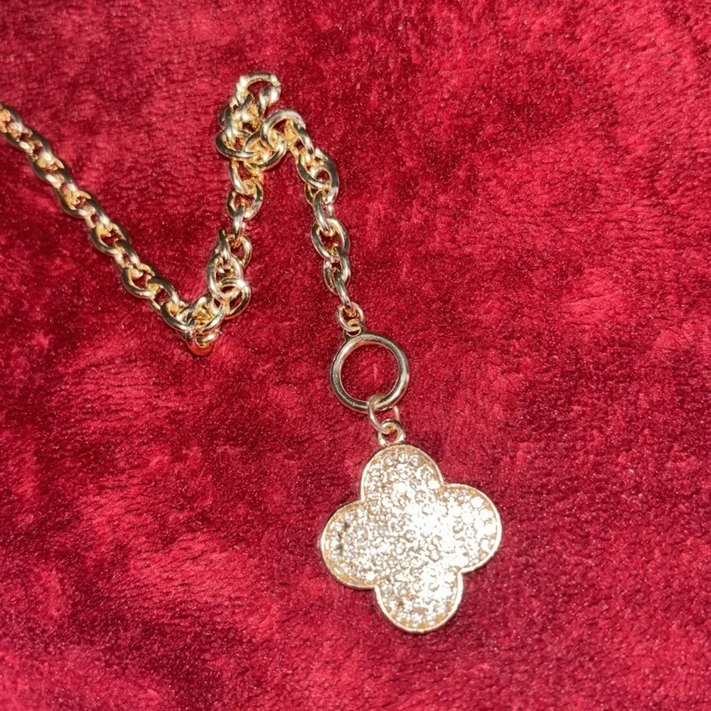 chunky gold tone chain Love clover bling pendant necklace - Picture 8 of 9